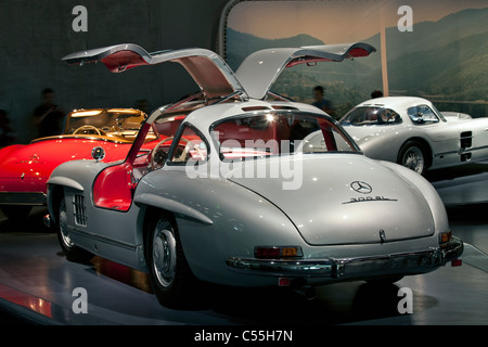 Mercedes 300 SL Flügeltürer-Tür in ein Museum, Mercedes-Benz Museum, Stuttgart, Baden-Württemberg, Deutschland Stockfoto