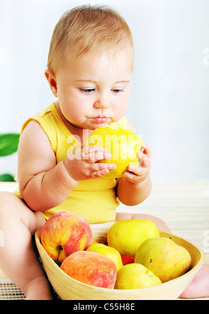 Kleines Baby Essen, Apfel, Closeup Portrait, Konzept der Gesundheitsversorgung & gesunde Kinderernährung Stockfoto