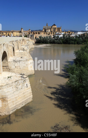 Das [Puente Romano] [Römerbrücke] über [Rio Guadalquivir] Cordoba, Andalusien, Spanien, mit der Mezquita-Moschee hinter Stockfoto