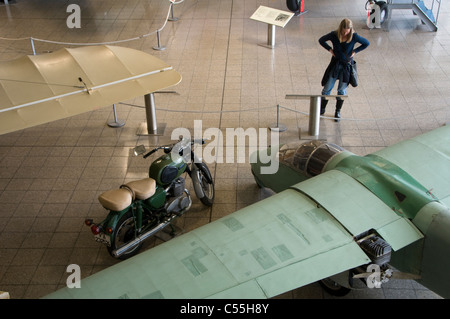 Ein Besucher auf der Flight Halle Raum in das Deutsche Museum in der Hauptstadt München Bayern Deutschland Stockfoto