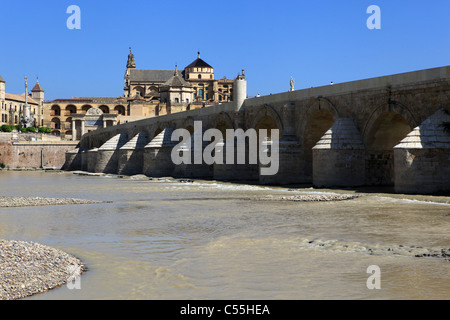 Das [Puente Romano] [Römerbrücke] über [Rio Guadalquivir] Cordoba, Andalusien, Spanien, mit der Mezquita-Moschee hinter Stockfoto