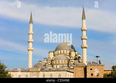 Die neue Moschee (Türkisch: Yeni Valide Camii) historischer Architektur in Istanbul, Türkei Stockfoto