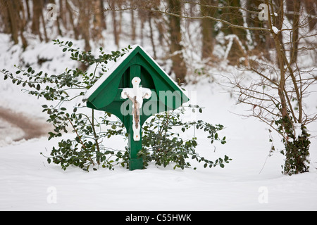 Die Niederlande, Slenaken, Statue von Jesus Christus. Winter, Schnee Stockfoto