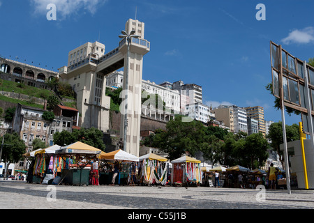 Straßenmarkt neben modernen Struktur in Brasilien Bahia Stockfoto