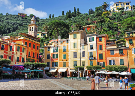 Portofino - eine Hafenstadt in Ligurien am Mittelmeer mit vielen Yachten. Ein Treffpunkt für die reichen. Stockfoto