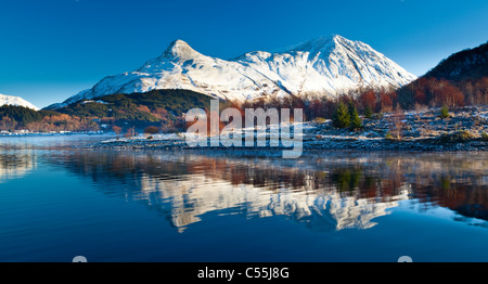 Schottland, schottische Highlands, Loch Leven. Die Pap Glencoe (Sgorr Na Ciche) spiegelt sich in den stillen Wassern des Loch Leven Stockfoto