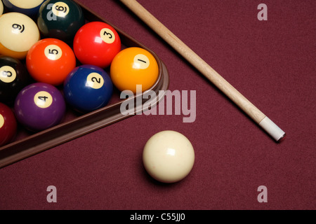 Pool-Billardtisch mit Cue Stick Dreieck und Kugeln Stockfoto