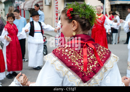 Kinder verkleidet in Volkstrachten Tanz für Vinkovacke Jeseni Folklorefestival veranstaltet jährlich in Vinkovci, Kroatien Stockfoto