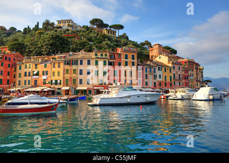 Portofino - eine Hafenstadt in Ligurien am Mittelmeer mit vielen Yachten. Ein Treffpunkt für die reichen. Stockfoto