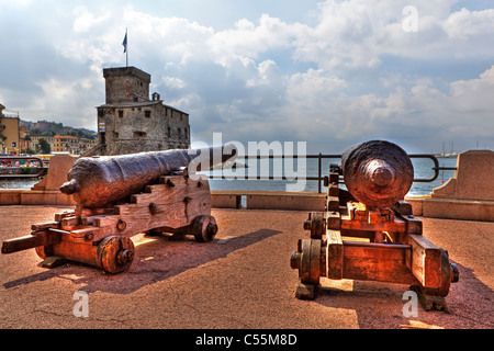 Rapallo ist der größte Badeort an der Riviera Levante und ist bekannt für seine Burg. Stockfoto