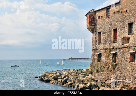 Rapallo ist der größte Badeort an der Riviera Levante und ist bekannt für seine Burg. Stockfoto