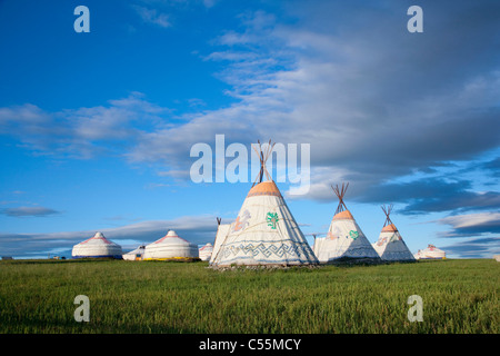 Eine Gruppe von Jurten auf eine offene Grasfläche Stockfoto