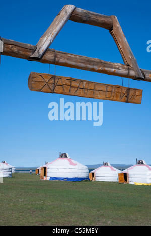 Eine Gruppe von Jurten auf eine offene Grasfläche Stockfoto