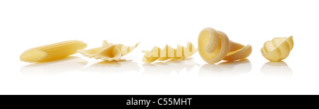 Verschiedene Formen von rohen getrocknete Nudeln isoliert auf weiss mit Reflexionen. Stockfoto