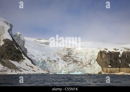 Schneebedeckte Felsen, Alkefjellet Cliffs, Spitzbergen, Svalbard-Inseln, Norwegen Stockfoto