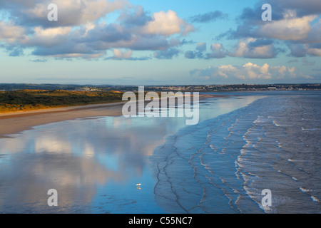 Einsamer Surfer im Saunton Sands mit Braunton Burrows hinter. Devon. England. VEREINIGTES KÖNIGREICH. Stockfoto