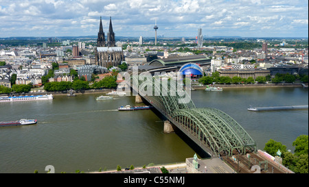 Skyline Blick auf Köln mit Hohenzollern-Brücke über den Rhein und historischen Dom oder Dom Deutschland Stockfoto