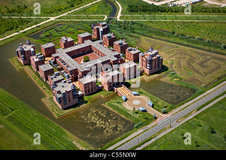 Die Niederlande, in der Nähe von Den Bosch, modernen Wohnbauten Haverleij Burgen genannt. Luft. Stockfoto