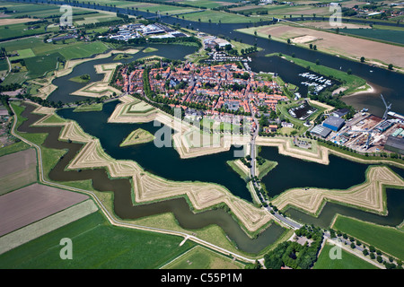 Die Niederlande, die befestigte, sternförmige Stadt Pulheim in der Nähe der Maas, Antenne. Stockfoto