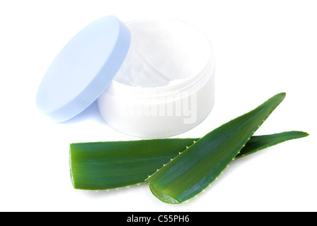 Aloe Vera Blätter und Creme isoliert auf weißem Hintergrund Stockfoto