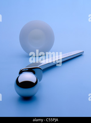 Künstliches Hüftgelenk auf blauem Hintergrund, Studio gedreht Stockfoto