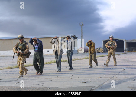 DESERT RATS AUFRUNDEN KRIEGSGEFANGENE IN BASRA SÜDIRAK-2003 Stockfoto