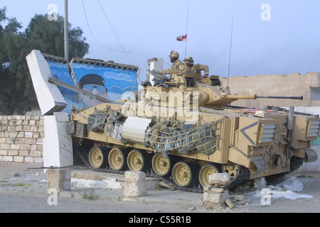 Die Royal Fusiliers/Desert Rats in Aktion, in der Nähe von Basra, während des Kriegs im Irak 2003. Stockfoto