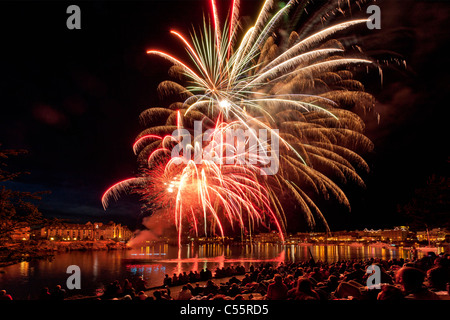 2011 Canada Day Feierlichkeiten Feuerwerk über dem inneren Hafen-Victoria, British Columbia, Kanada. Stockfoto