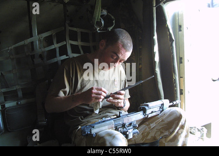 Die Royal Fusiliers/Desert Rats in Aktion, in der Nähe von Basra, während des Kriegs im Irak 2003. Stockfoto