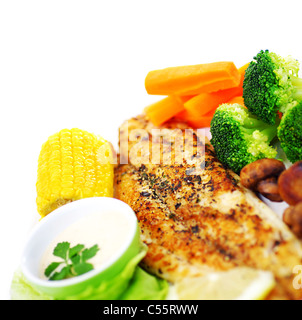 Leckere gesunde Fischfilet mit gedünstetem Gemüse, isoliert auf weißem Hintergrund, Rahmen mit Text-Raum Stockfoto