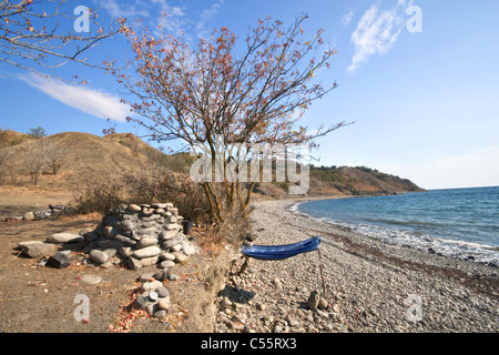 Vordach an der Küste des Schwarzen Meeres, Krim, Ukraine. Schwarzmeer-Küste. Stockfoto