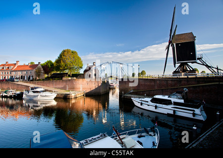 Der Niederlanden, befestigte Stadt Heusden. Windmühle und den Hafen. Stockfoto