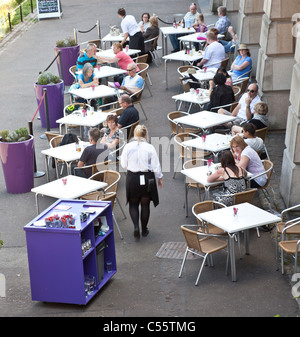 Erhöhten Blick auf die schottischen Cafe, angebracht zu den nationalen Galerien von Schottland, East Princes Street Gardens, Edinburgh, UK Stockfoto