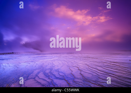 Dampf aus einer Thermalquelle, Grand Bildobjekte Frühling, Midway Geyser Basin, Yellowstone-Nationalpark, Wyoming, USA Stockfoto