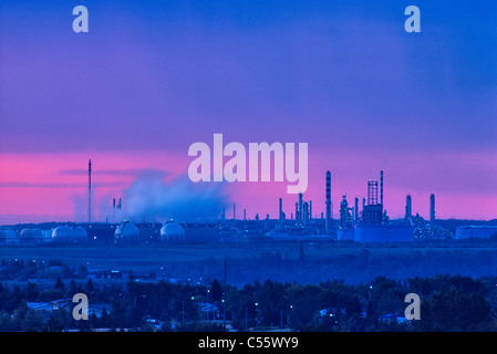 Öl-Raffinerie in der Abenddämmerung, Edmonton, Alberta, Kanada Stockfoto