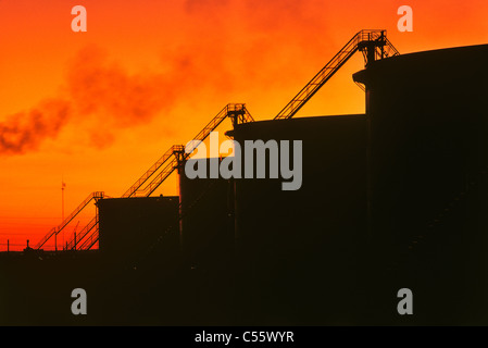 Silhouette des Kraftstofftanks, Edmonton, Alberta, Kanada Stockfoto