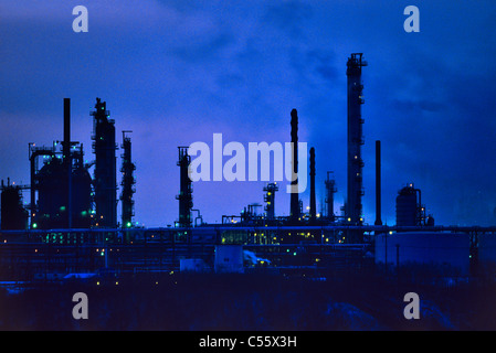 Öl-Raffinerie in der Abenddämmerung, Edmonton, Alberta, Kanada Stockfoto