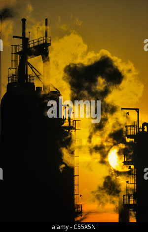 Rauch aus einem Flarestack, Edmonton, Alberta, Kanada Stockfoto