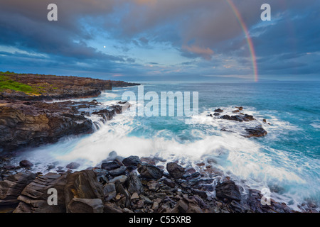 Regenbogen über dem Ozean, Oneloa Bay Beach, Maui, Hawaii, USA Stockfoto