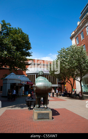 Skulptur des deutschen Bierverkäufer in Dortmund Square Leeds präsentierte die Stadt Leeds von den Menschen in Dortmund Deutschland - 1980 Stockfoto