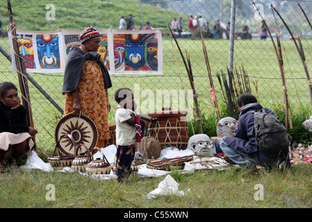 Souvenirs zum Verkauf auf der Mt. Hagen kulturellen Show in Papua-Neu-Guinea Stockfoto