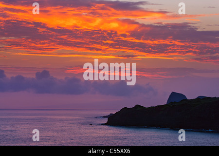 Silhouette der Klippen an einer Küste, Haleakala, Poelua Bay, Hawea Punkt, Maui, Hawaii, USA Stockfoto