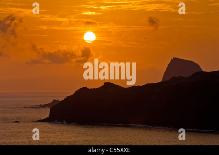 Silhouette der Klippen an einer Küste, Haleakala, Poelua Bay, Hawea Punkt, Maui, Hawaii, USA Stockfoto