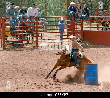 Frau im Wettbewerb auf das Faßlaufen Ereignis beim jährlichen indischer Rodeo statt in Mescalero, New Mexico. Stockfoto