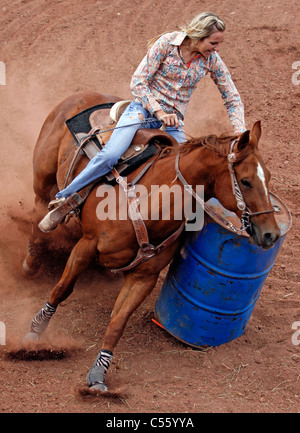 Frau im Wettbewerb auf das Faßlaufen Ereignis beim jährlichen indischer Rodeo statt in Mescalero, New Mexico. Stockfoto