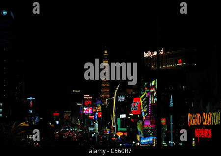 Der Las Vegas Strip ist berühmt für die Neonlichter, die jedes Gebäude in der Nacht zu beleuchten. Stockfoto