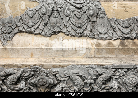 Schnitzereien an der Wand des Wat Maha That, Phra Nakhon Si Ayutthaya, Thailand. Stockfoto