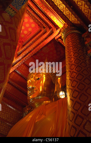 Golden Buddha Wat Phanan Choeng Ayutthaya Thailand. Stockfoto