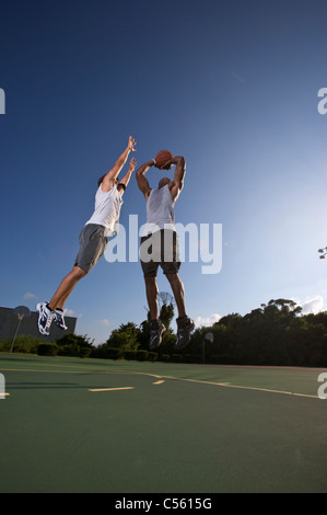 Sprungwurf im freien zwei auf zwei Basketball-Spiel, verteidigt Stockfoto