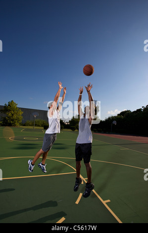 Jump Shot während zwei auf zwei Basketball-Spiel, verteidigt Stockfoto